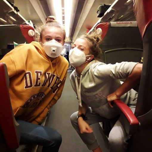 Vittoria Ramanzin e Beatrice Morra Di Cella sul treno per Napoli