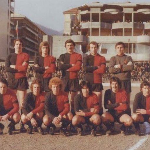 Una delle ultime formazioni della gloriosa Aosta Calcio. Notare le gradinate popolari affollate di tifosi. (MEDIAPOLITIKA.COM di Marco Milan – Foto MEDIAPOLITIKA.COM)
