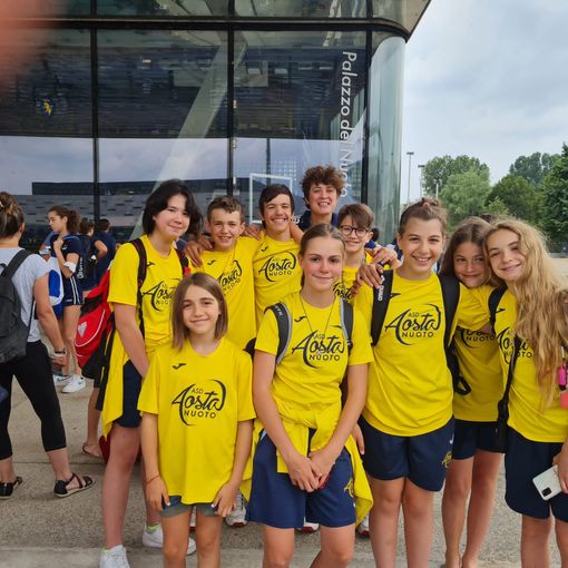 da sx: Alice Padalino, Aurora Furfaro, Emma Morsetti, Petra Favre, Corinne Désandré, dietro da sx Mélodie Fénoil, Alexis Ghignone, Jacquy Péaquin e Coach Noemi Iannaccone