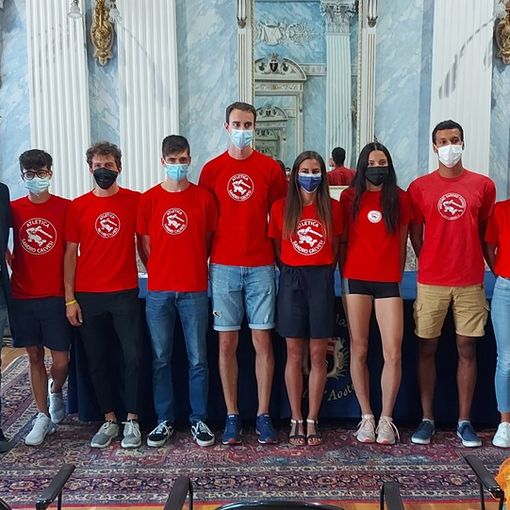 Foto di gruppo per atleti premiati e autorità