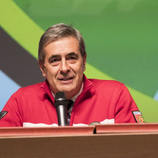 Il neo Presidente della Regione all'Assemblea dei Maestri di Sci. La professionalità delle nostre giubbe rosse è proverbiale. L'auspicio che Antonio Fosson insegni a 'politicare correttamente' anche i nostri politici