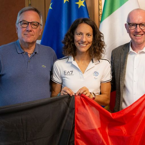 da dx: Giulio Grosjacque, 'assessore allo sport, Charlotte Bonin e Renzo Testolin, pres. della Regione