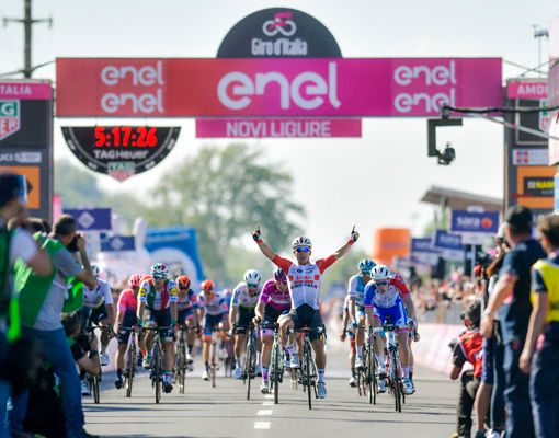 Il Presidente dell'UCI David Lappartient ha premiato la Maglia Rosa Valerio Conti