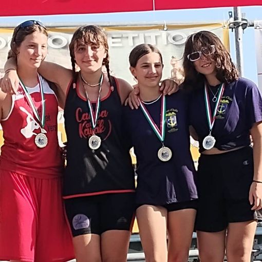 Canoa K4 ragazze misto con Versilia canoa Kayak e Marinai d'Italia  Bianca Marmorino (seconda da sinistra)