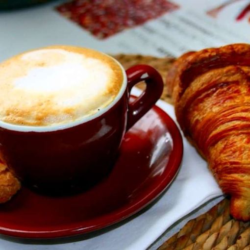 CROISSANT ET CAPPUCCINO AU BAR DES SPORTS