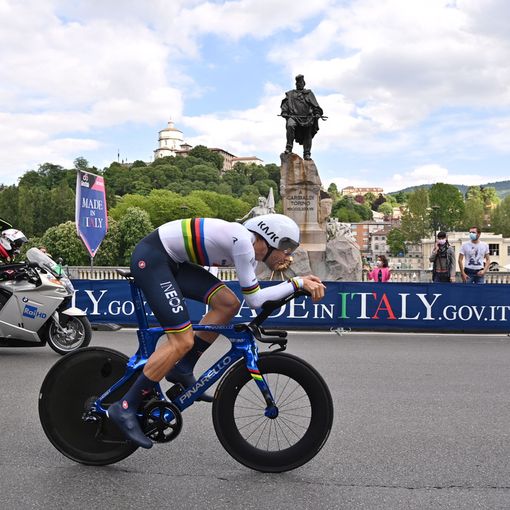 Il Presidente dell'UCI David Lappartient ha premiato la Maglia Rosa Valerio Conti