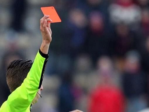 Come sono stati scelti i colori dei cartellini degli arbitri di calcio