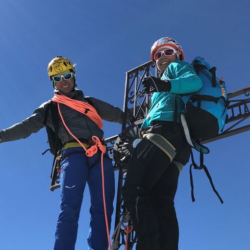 François Cazzanelli e Valentina Greggio sulla croce in vetta al Cervino