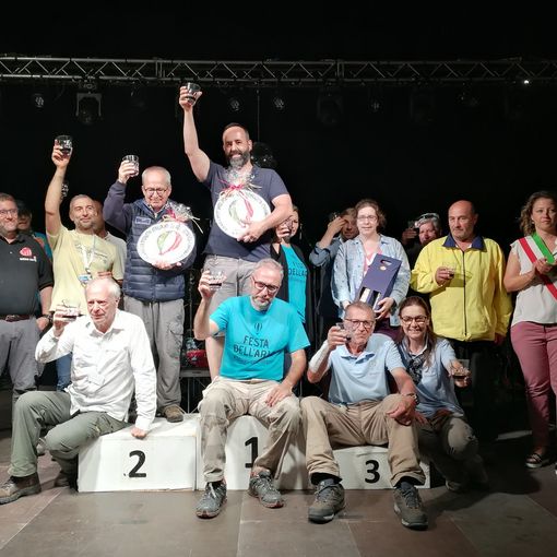Al centro, più alto di tutti, Igor Charbonnier brinda al titolo appena conquistato