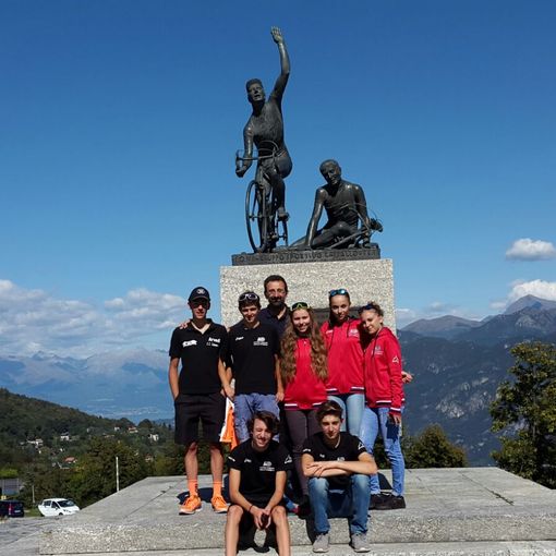In  piedi, da sx. Laurent Rigollet,Yannick Verraz, Philip Balestgrini, Lucrezia Balbo, Sylvie Truc, Nicole Pesse. sedut, da sx. Federico Neyroz e Matteo Balestrini.
