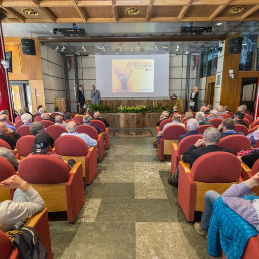 Sala gremita durante la presentazione del Giro