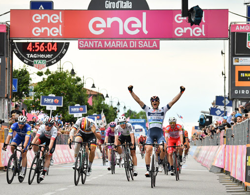 GIRO D’ITALIA: Cima all'ultimo respiro, Ackermann si prende la ciclamino, Carapaz sempre in rosa