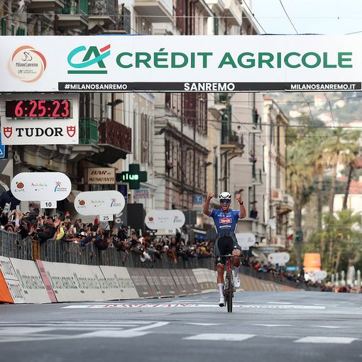 Ciclismo: Van der Poel stacca tutti sul Poggio e trionfa solitario in Via Roma