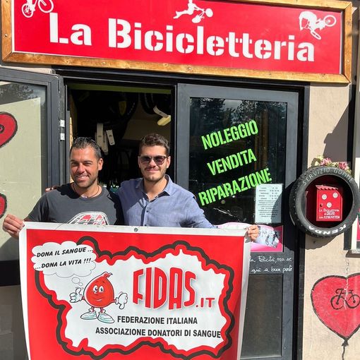 Giuseppe Grassi, giovane dinamico presidente Fidas (ds) con Alessandro Delfino, volontario donatore