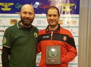 Filippo Filippella mostra la targa del riconoscimento