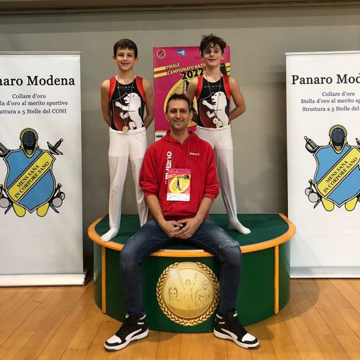 Mattia Durello e Alessandro Sganga con l’allenatore Andrea Dondeynaz