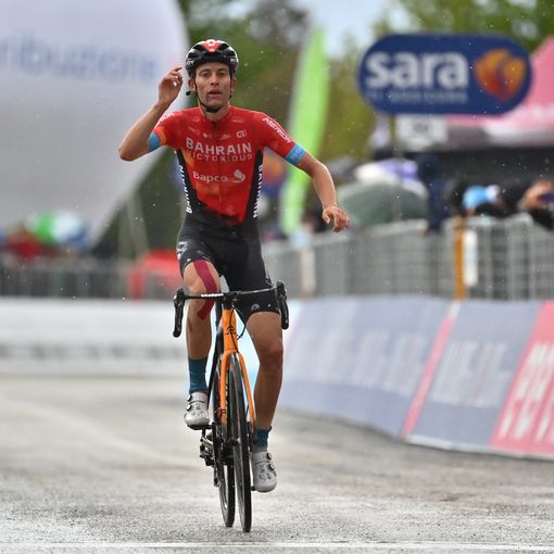 GIRO D'ITALIA - COMUNICATO STAMPA 	 13 MAGGIO 2021  GINO MÄDER VINCE LA TAPPA 6 DEL GIRO D’ITALIA  ATTILA VALTER È LA NUOVA MAGLIA ROSA
