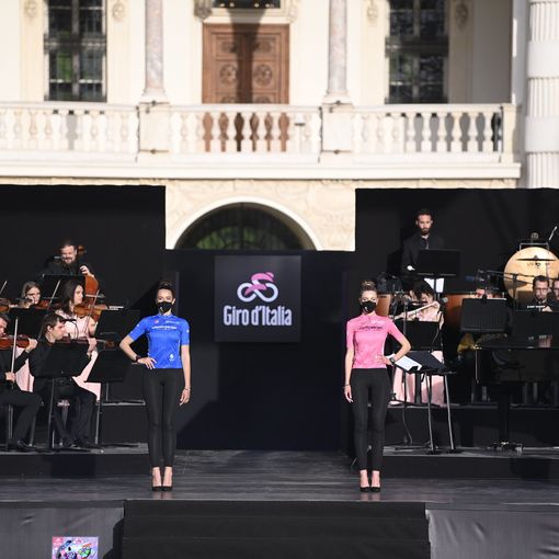 TORINO ABBRACCIA LE STELLE DEL GIRO D'ITALIA