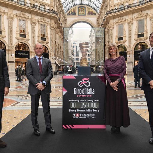 Da sinistra: Paolo Bellino, Amministratore Delegato e Direttore Generale di RCS Sport, Stefano Carrara, Brand Manager Tissot Italia, Roberta Guaineri, Assessora al Turismo e allo Sport del Comune di Milano, e Antonio Rossi, Sottosegretario ai Grandi Eventi Sportivi
