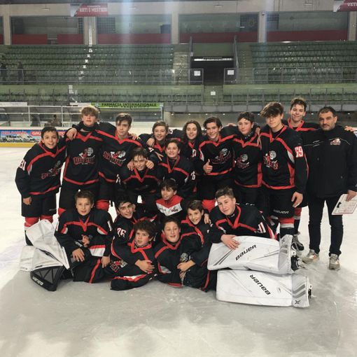 Hockey ghiaccio: Il vessillo rossonero dei Gladiators U 15 sventola sulla Torre Pellice