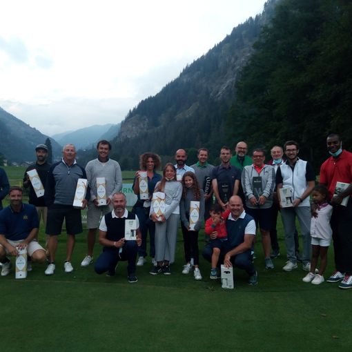 Da sn: Matteo Bertolino, Marcello Turotti, Henry Pession, Zeke P Martinez, Alex Mcneill, Davis Rossi, Silvia Sciutto, Flaminia Temellini, Cecilia Torchio, Luca Torchio, Guido Arata, Alessandro Marcelli,  Bernardo Paggi, Fabrizio Luparia, Gianlorenzo Polese, Gianluca Bettinelli, Andres De Leon con figlia e in basso in ginocchio con il figlio Omar Rossi