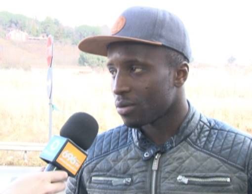 Gueye Ass Dia ai microfoni di una tv locale