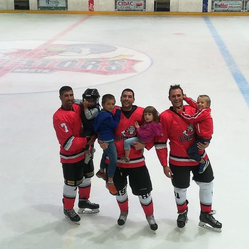 I giocatori Andrea Melotto, Simone De Luca e Nicolò Bufacchi posano, al termine del match, con i loro bimbi, in un'immagine evocativa di presente e futuro dell'hockey valdostano