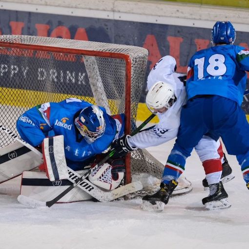 Il portiere azzurro Damian Clara blocca un attacco francese (Foto Vanna Antonello) Il portiere azzurro Damian Clara blocca un attacco francese (Foto Vanna Antonello)