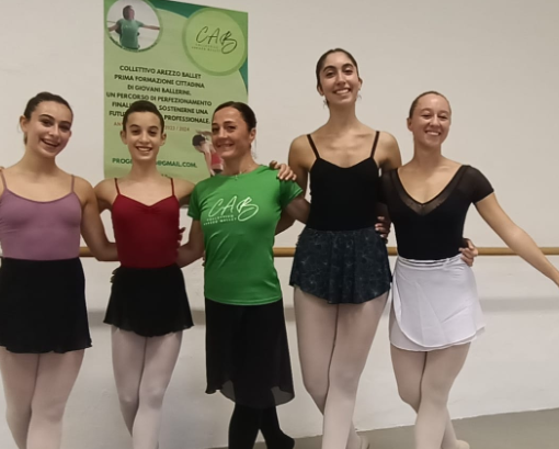 Da sinistra: Serena Spanò, Maria Venuti, Martina Antonia Condurro e Alica Susanna, con al centro la maestra Stefania Paci