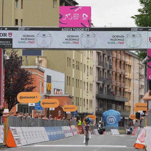 JAKOB SÖDERQVIST VINCE LA PRIMA TAPPA DEL GIRO NEXT GEN CONQUISTANDO LA PRIMA MAGLIA ROSA