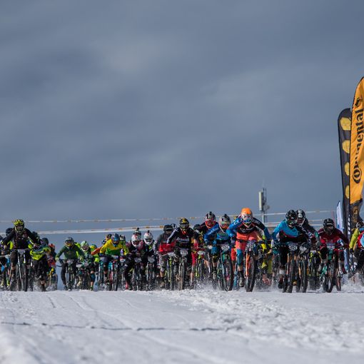 Ciclismo: La discesa sulla neve lungo le pendici del Cervino