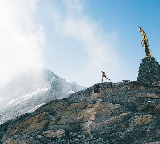 Lizzy Hawker ha lanciato una nuova gara ultratrail mozzafiato che si snoda su tre passi al confine tra Italia e Svizzera