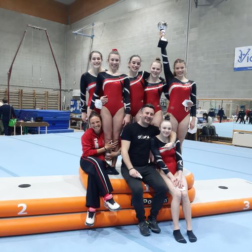 Sofia Chiumello, Sophie Graziano, Martina Saroglia, Arianna Bocchio Ramazio, Fatima Rosset e Vittoria Ramanzin con Claudia Iacona e Eric Centelleghe