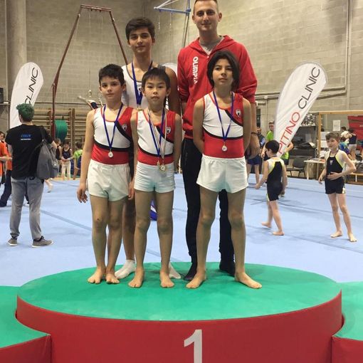 Gabriel Fuccio, Alessandro Ledda, Kien Fogliadini e Diego Bonfanti con il tecnico Andrea Dondeynaz
