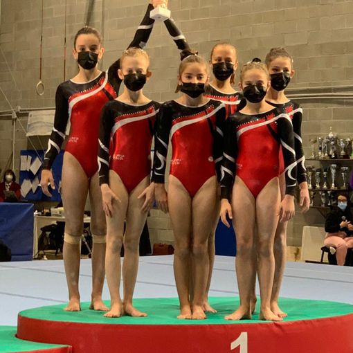 Le allieve Gold 1 sul podio: Martina Saroglia, Abigail Martinet, Ginevra Grosso, Claire Savoye, Annie Desandré e Marta Nieroz