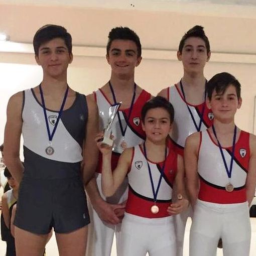 La squadra maschile LE Open sul podio: dietro Alessandro Ledda, Tommaso Morra Di Cella e Gabriele Lupieri; davanti Ruben Vitulli e Lorenzo Mattana