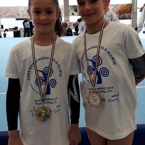 Vittoria Ramanzin, Beatrice Morra di Cella e Emma Viérin con l’allenatrice Federica Vinante