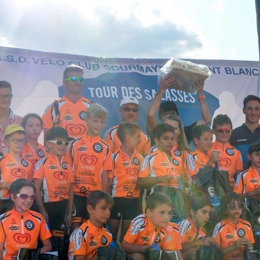 Foto di gruppo per l'Orange Bike Team
