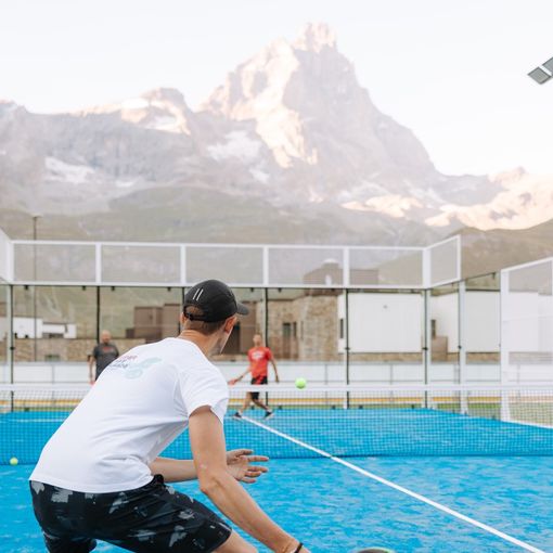 Un’experience a misura di padel, con la clinic del maestro Enrico Corbinelli e vista sul Cervino