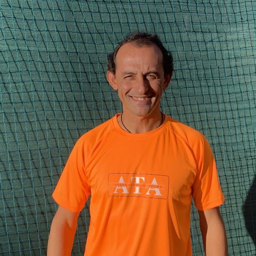 Fabio Paonessa con la divisa della Scuola Tennis