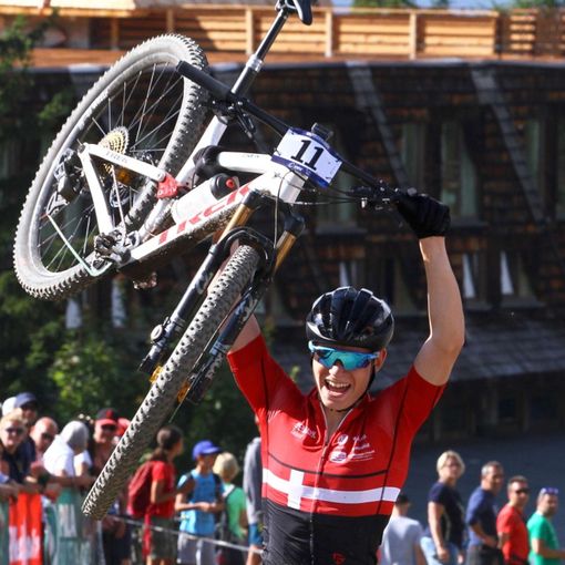 Pedersen alza la bici in segno di vittoria