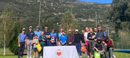 Da sinistra: Federico Subet, Emanuele Giachino, James Paul Woodall, Marinella Bellinvia, Fabio Junod, Emilio Bionaz, Edi Avoyer (vice presidente del circolo), Michelle Avoyer (segretaria del circolo), Davide Vuillermoz (presidente della Pila spa), David Carvallo (direttore del circolo), Domenico Scopacasa, Lauro Bionaz, Elsa Blanc, Massimo Scopacasa (che ha vinto anche lo stagionale a sorteggio), Dario Martignene (vincitore del nearest messo a sorteggio da Fabio Junod), Renè Rosset e Ivo Letey.