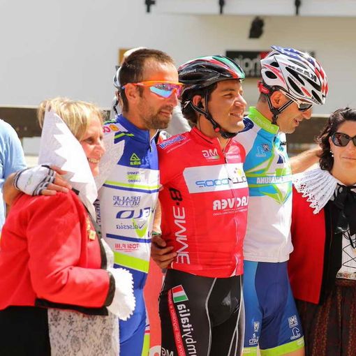 I vincitori sorridenti sul podio
