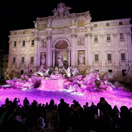 La Fontana di Trevi, simbolo di Roma, illuminata di Rosa a 100 giorni dal via del Giro d'Italia