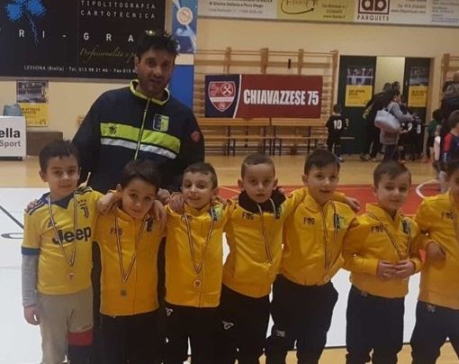 Nella foto di trepertorio Larry Romano con una cucciolata di aspirani calciatori