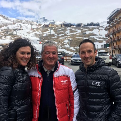 Il presidente dei Mastri di sci valdostani, Beppe Cuc, tra i neo maestri Daniela Merighetti e Cristian Deville