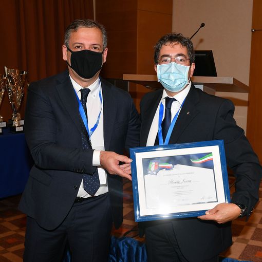 Flavio Serra (a ds) premiato dal Presidente Urso