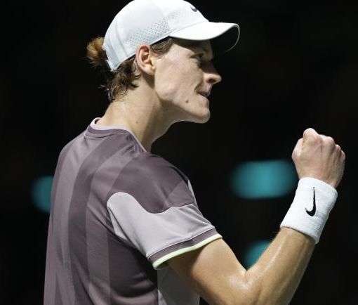 Jannik Sinner trionfa a Rotterdam: Il giovane talento italiano si impone in una finale epica e balza al terzo posto nel ranking mondiale, sognando in grande