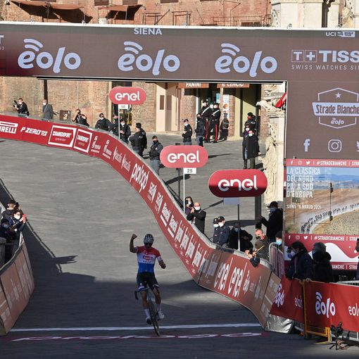 Ciclismo: Mathieu van der Poel ha vinto la Strade Bianche