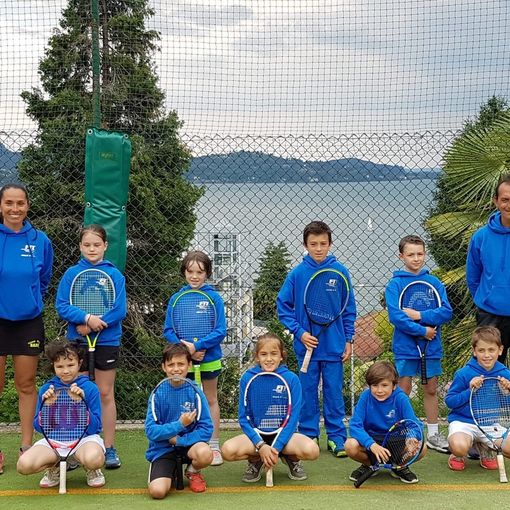 da sx in piedi Nathalie Viérin, Gaia Morsia, Angeline Bionaz, André Susanna, Oliviero Pretti, Fabio Paonessa. Da sx in basso Matilde Guichardaz, Marco Chiucchiurlotto, Claire Susanna, Mattia Melotti, René Macori.